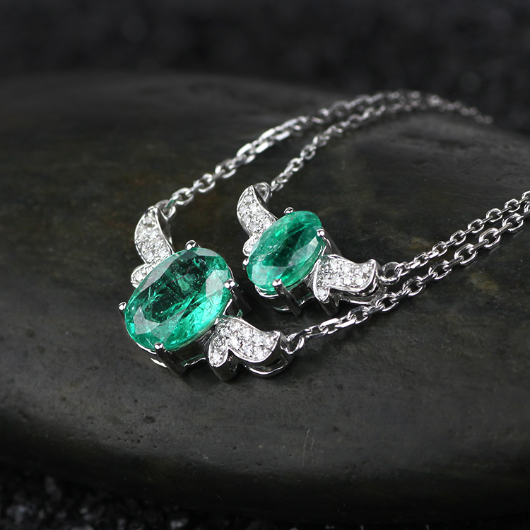 白18K金祖母绿链牌0.85