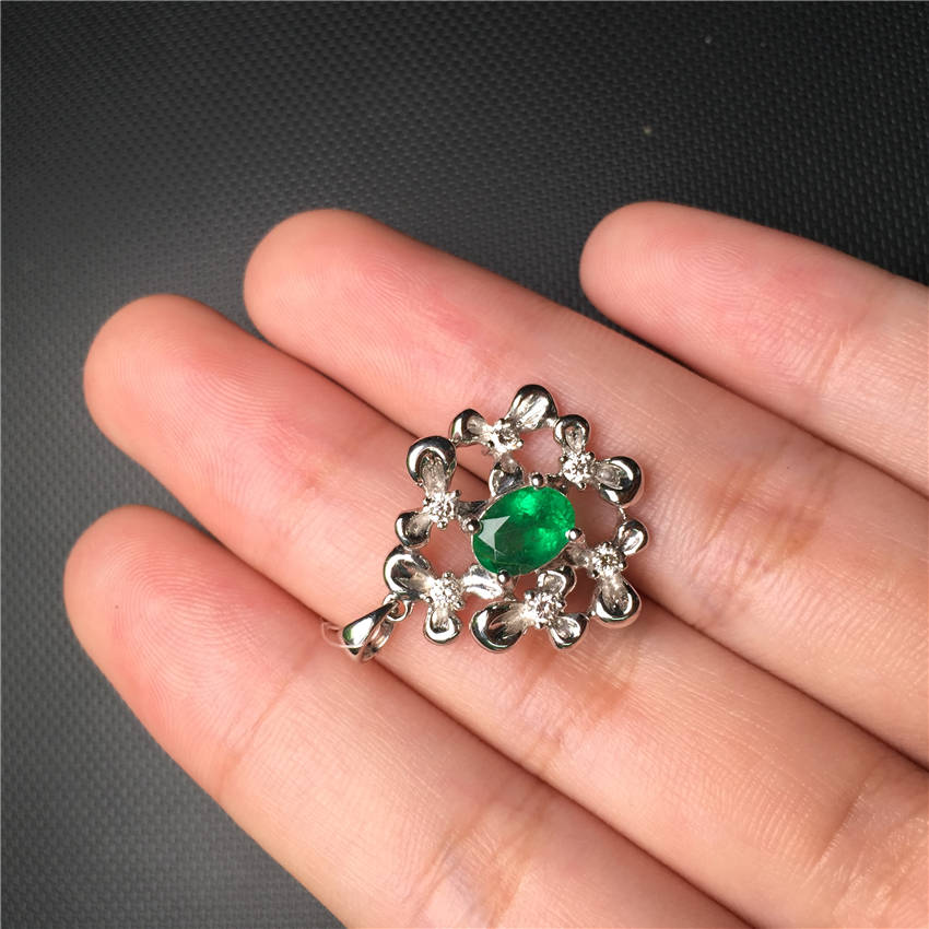 白18K祖母绿钻坠0.787ct