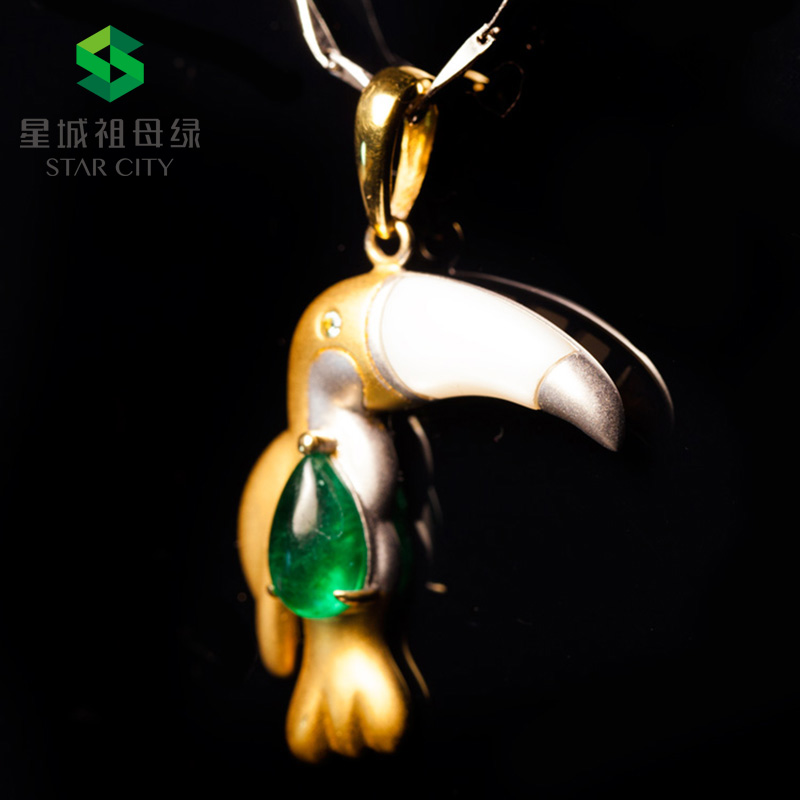 黄18K金祖母绿吊坠0.876ct