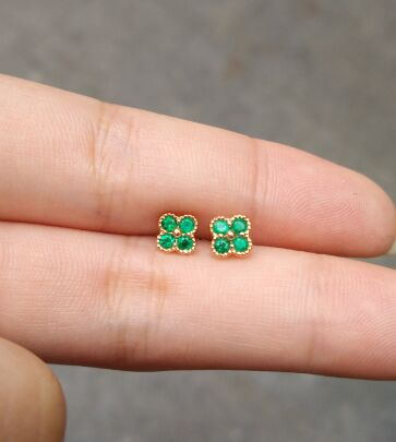 红18K金祖母绿耳钉0.653克拉/8粒