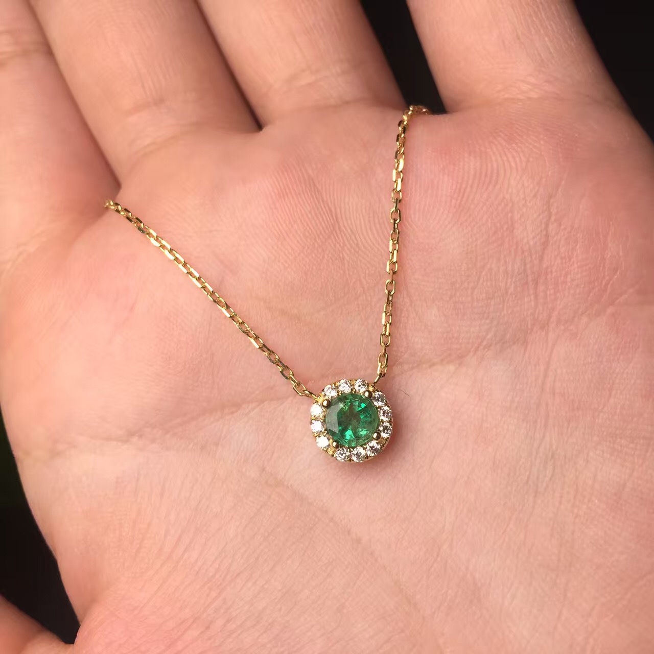 黄18K金祖母绿链牌0.489克拉