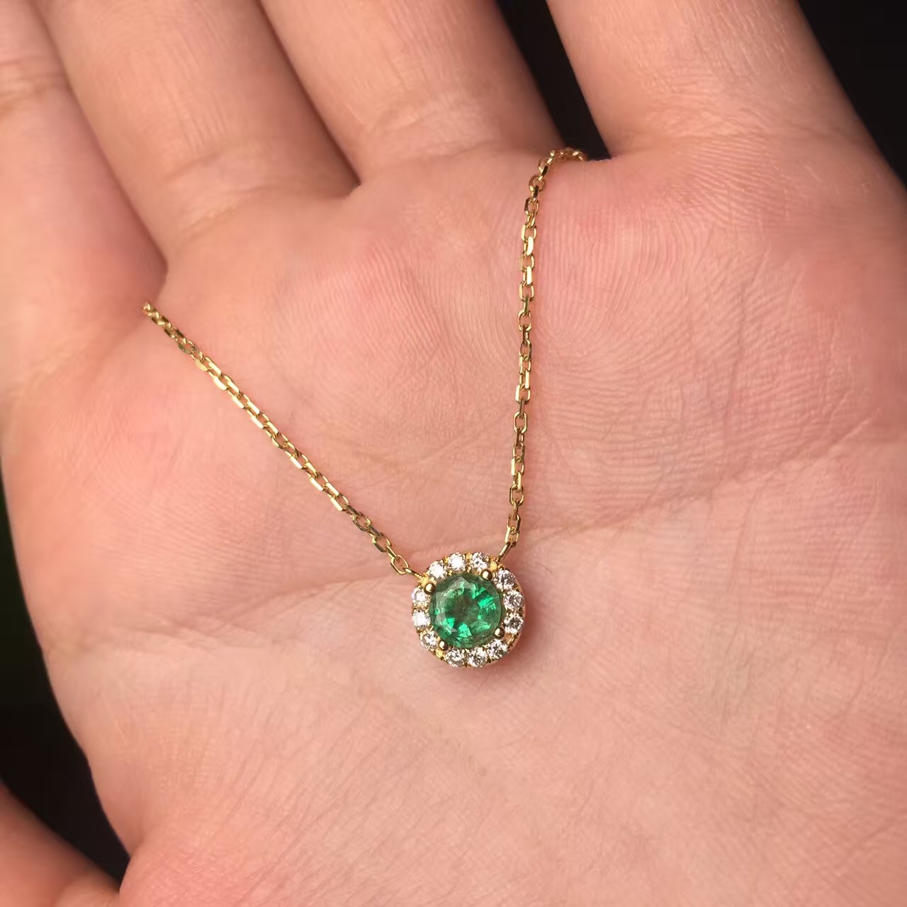 黄18K金祖母绿链牌0.489克拉