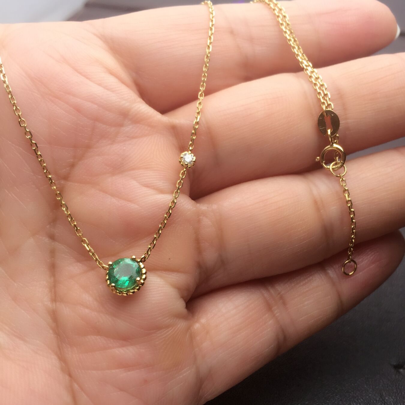 黄18K金祖母绿链牌0.636克拉