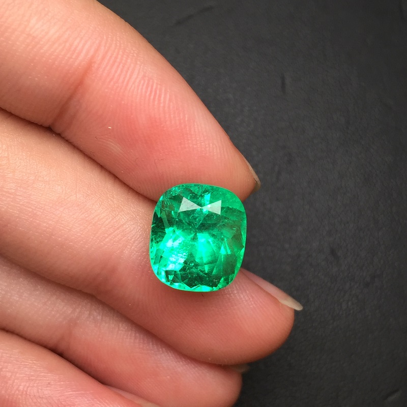 垫型祖母绿裸石5.27ct  哥伦比亚  MEDIUM GREEN