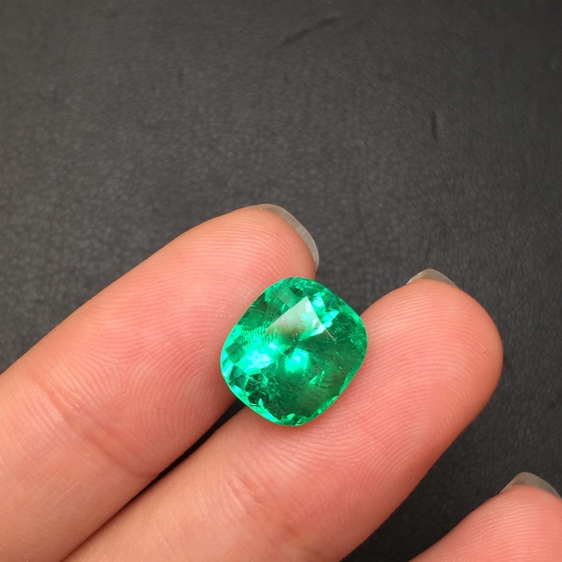 垫型祖母绿裸石5.27ct  哥伦比亚  MEDIUM GREEN