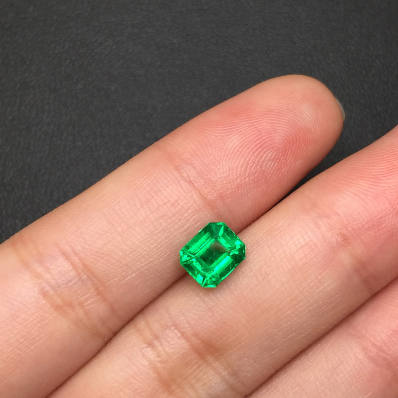 祖母绿裸石1.37ct  哥伦比亚  VIVID GREEN