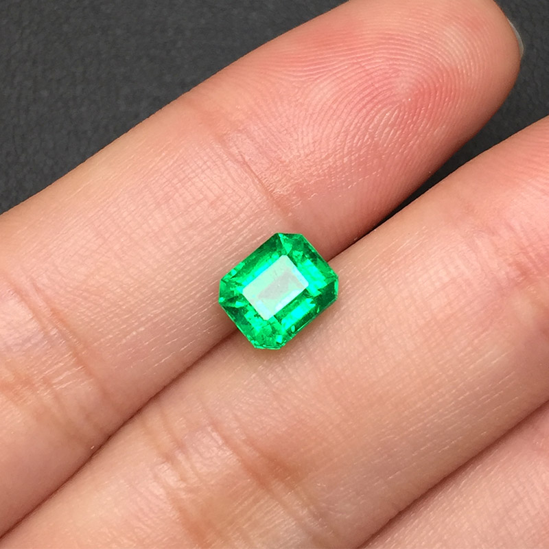 祖母绿裸石1.37ct  哥伦比亚  VIVID GREEN