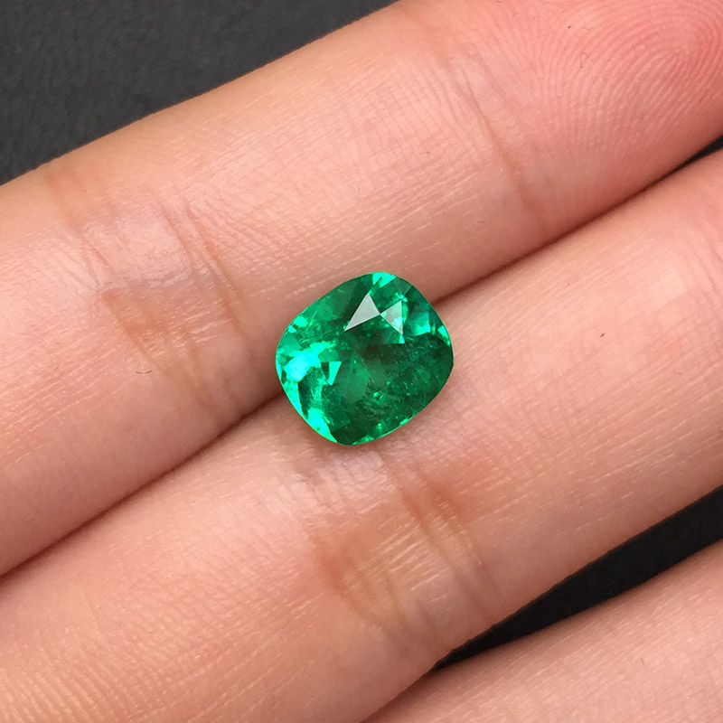 垫型祖母绿裸石2.03ct  哥伦比亚  MEDIUM GREEN