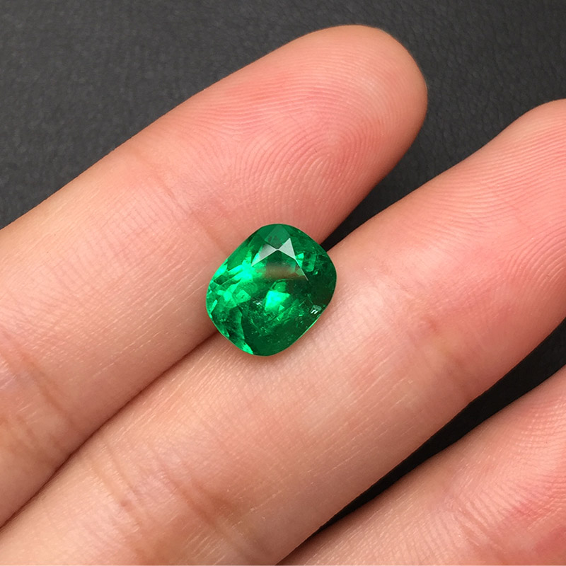 垫型祖母绿裸石2.46ct  哥伦比亚  VIVID GREEN