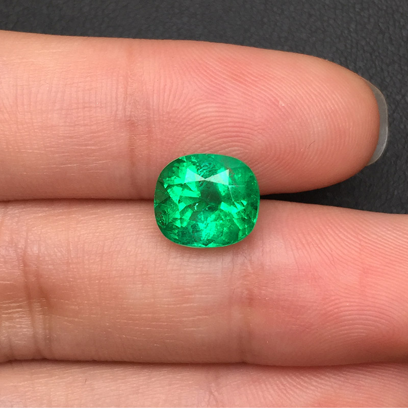 垫型祖母绿裸石2.74ct  哥伦比亚  MEDIUM GREEN