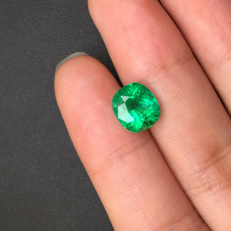 垫型祖母绿裸石2.74ct  哥伦比亚  MEDIUM GREEN