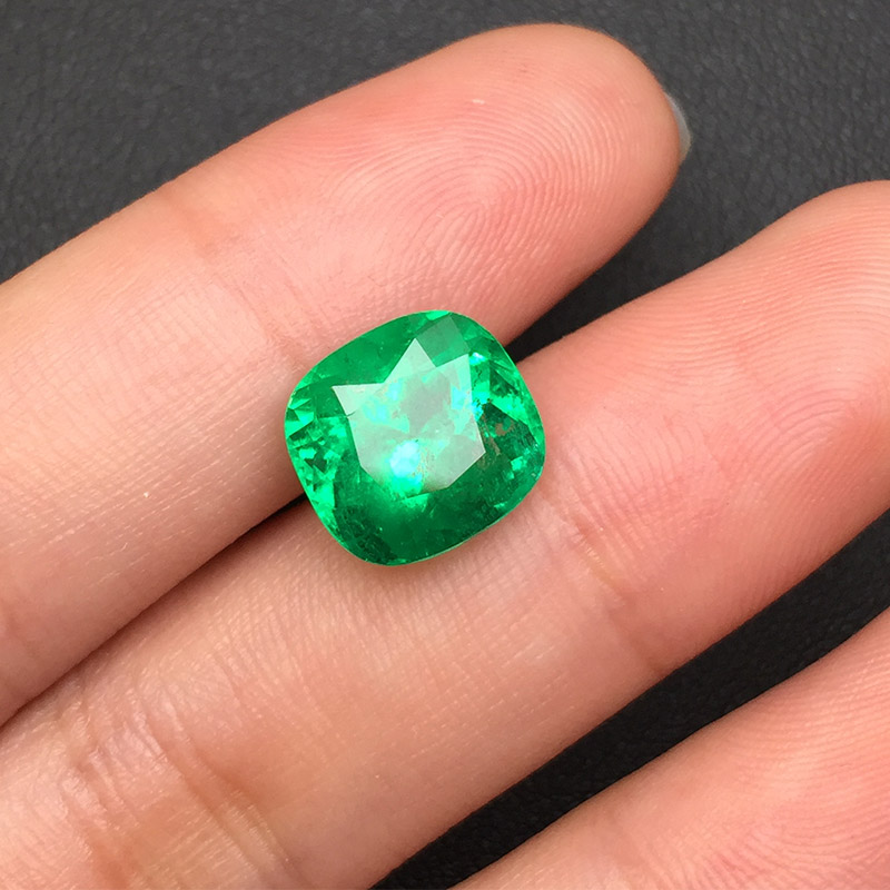 垫型祖母绿裸石4.43ct  哥伦比亚  INTENCE GREEN
