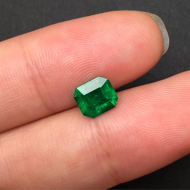 哥伦比亚 祖母绿裸石0.9克拉 vivid green