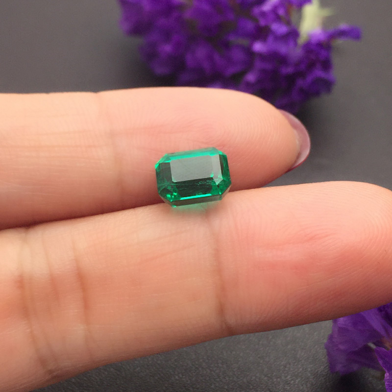 祖母绿裸石 2.421克拉 vivid green Insignificant