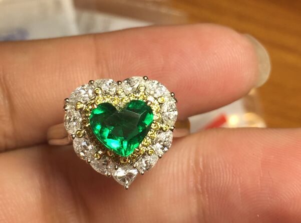 白18K金祖母绿钻戒1.08ct 心形哥伦比亚宝石黄钻马眼钻石镶嵌