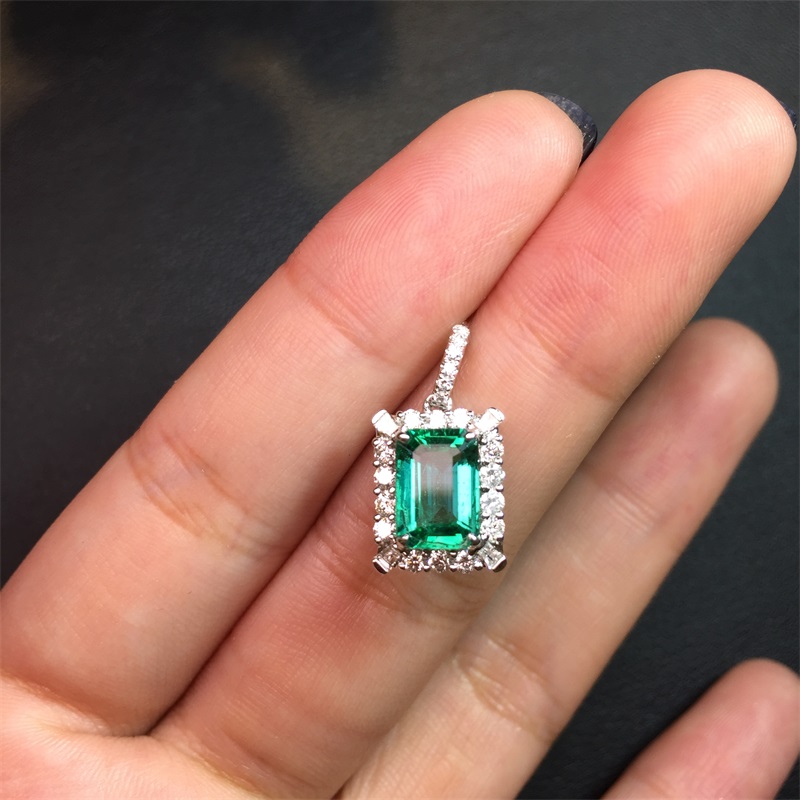 白18K祖母绿钻坠1.393ct