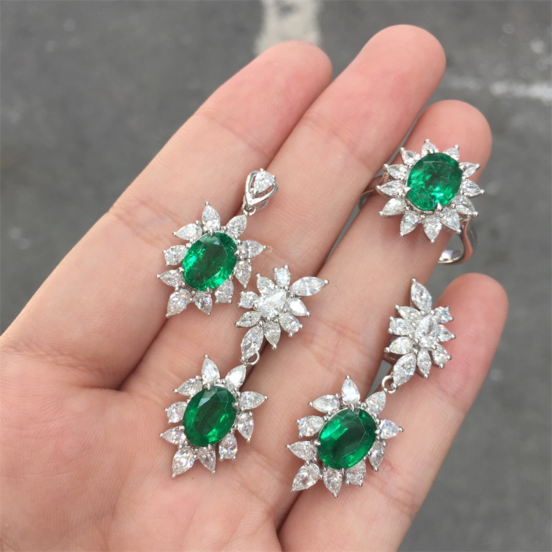 白18K金祖母绿耳钉3.13/2p