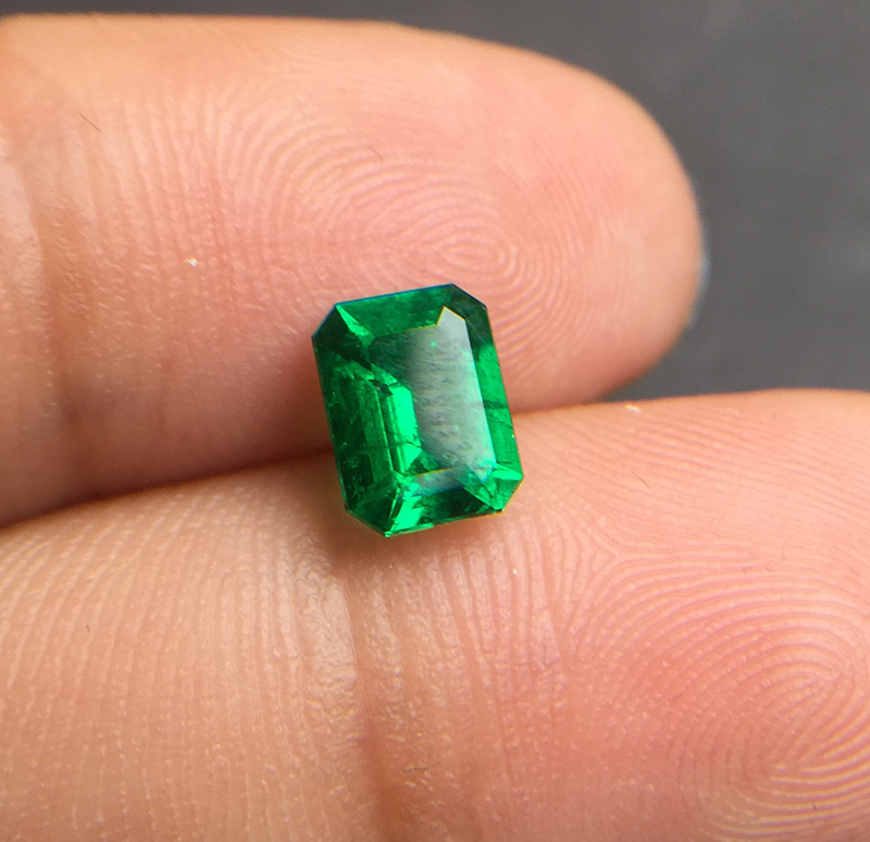 哥伦比亚祖母绿裸石0.89克拉 vivid green minor