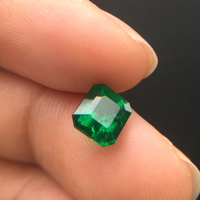 哥伦比亚祖母绿裸石1.36克拉vivid green muzo minor