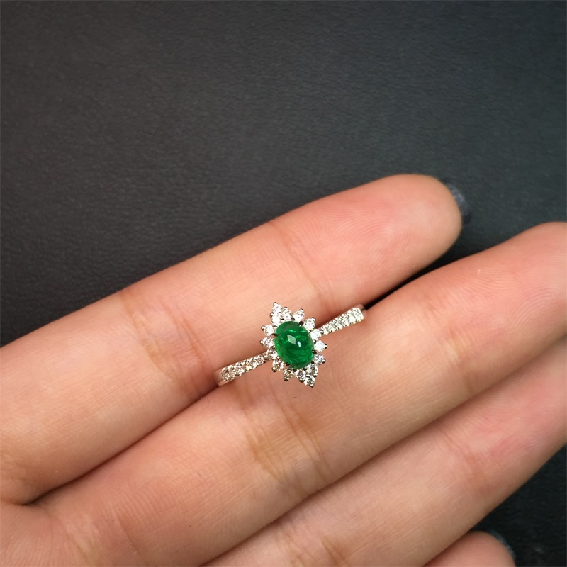 白18K金祖母绿钻戒0.423ct 简约时尚蛋面宝石戒指