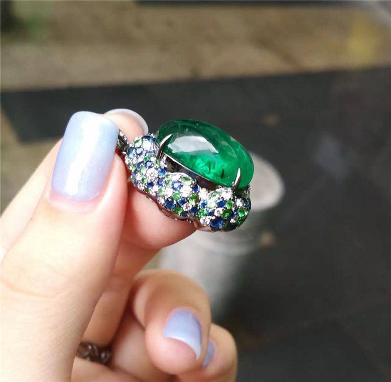 18K黑金祖母绿吊坠17.46ct