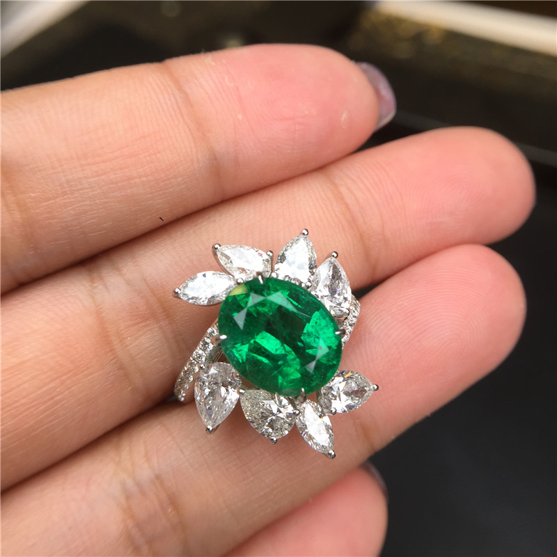 白18K金祖母绿戒指4.65ct 椭圆刻面 马眼钻石镶嵌