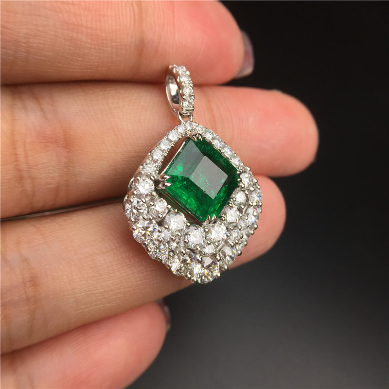白18K金祖母绿钻坠 3.679ct