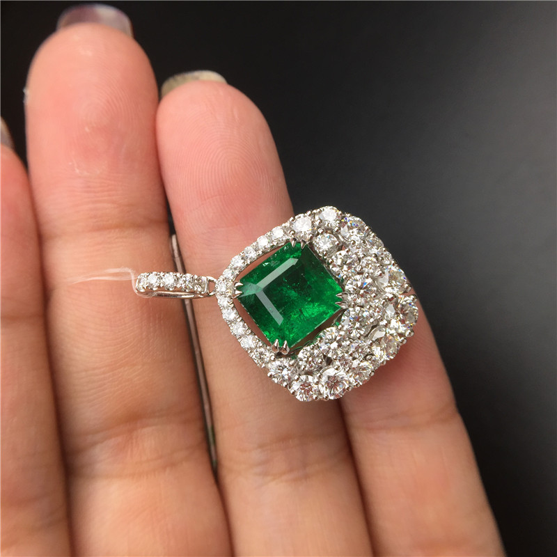 白18K金祖母绿钻坠 3.679ct