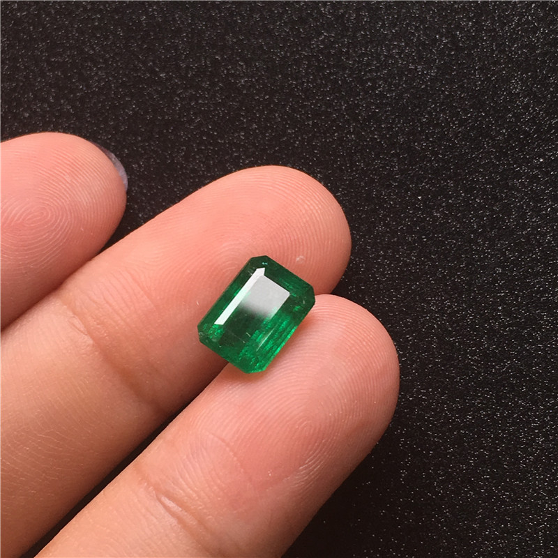 赞比亚祖母绿裸石2.43ct Vivid Green minor