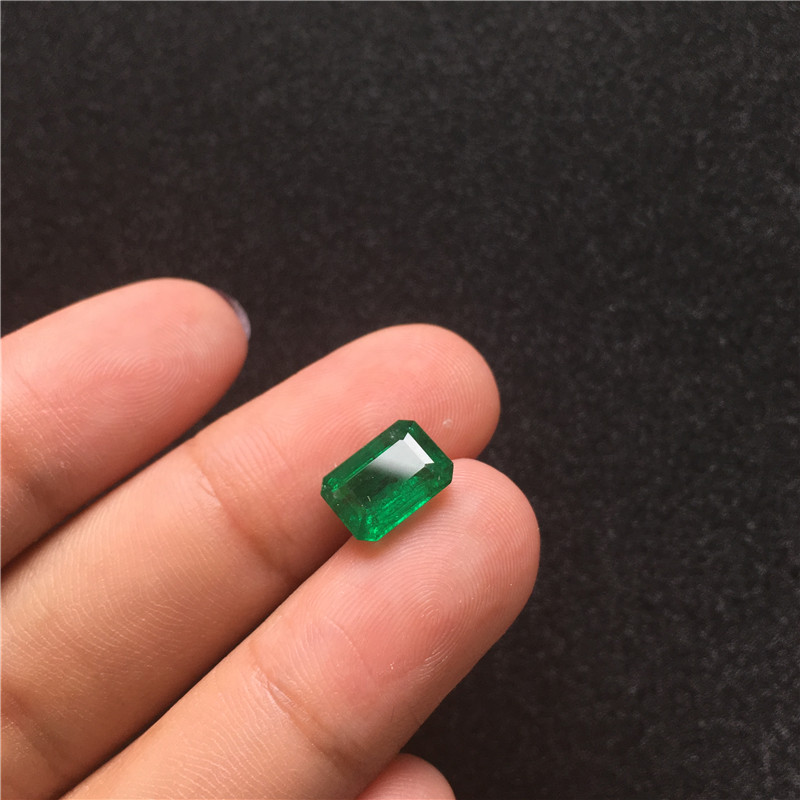 赞比亚祖母绿裸石2.43ct Vivid Green minor