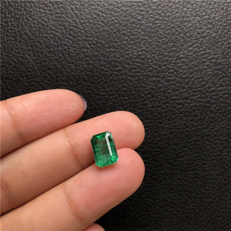 赞比亚祖母绿裸石2.48ct intense green minor