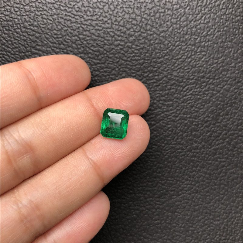 赞比亚祖母绿裸石2.68ct vivid green minor