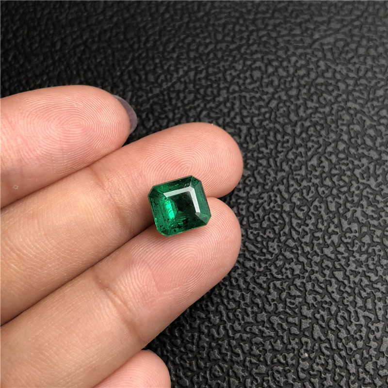 赞比亚祖母绿裸石2.68ct vivid green insigificant