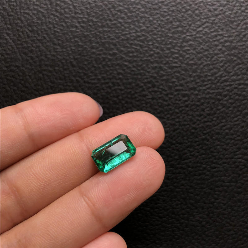 赞比亚祖母绿裸石3.31ct Medium green Minor