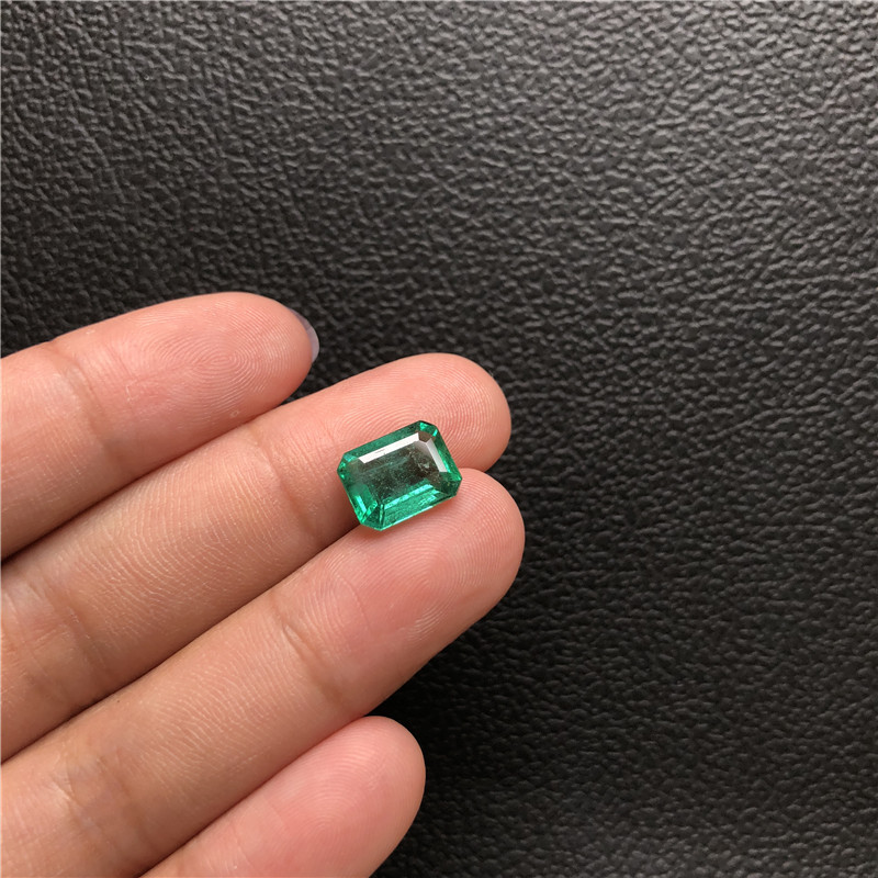 赞比亚祖母绿裸石3.32ct Medium green Minor