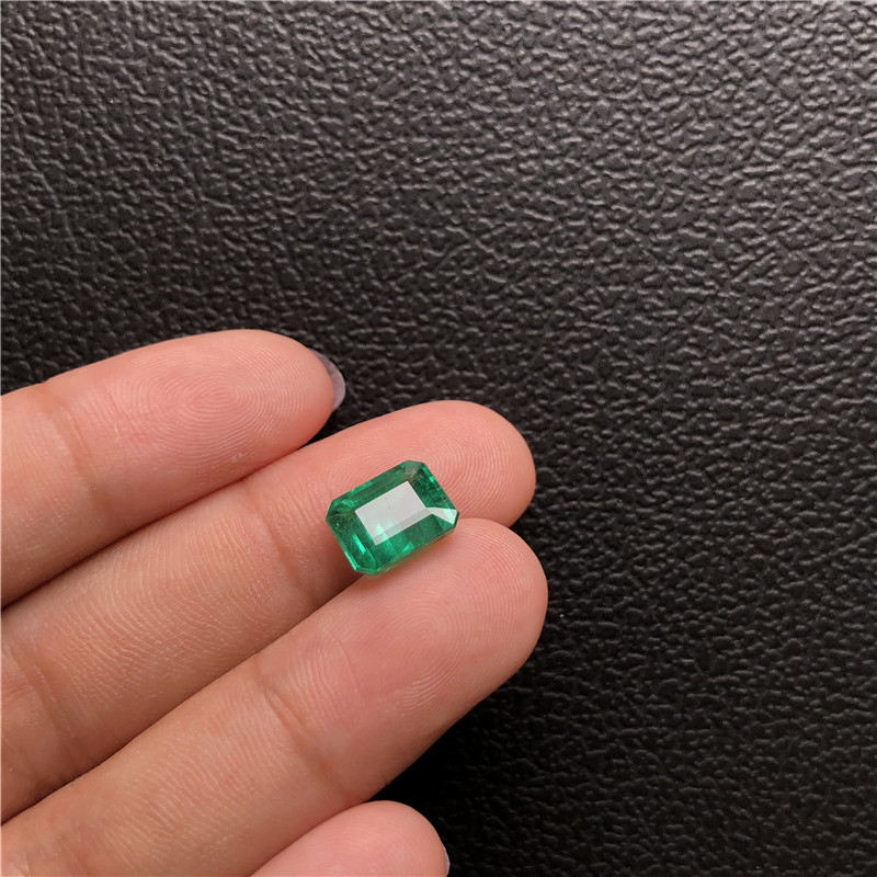 赞比亚祖母绿裸石3.17ct Medium green Minor