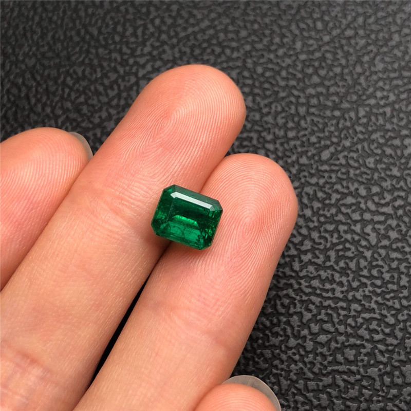 赞比亚祖母绿裸石 2.4ct GUILD vivid green Minor