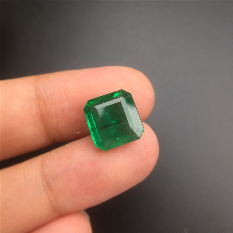 赞比亚祖母绿裸石 4.2ct GUILD vivid green Minor