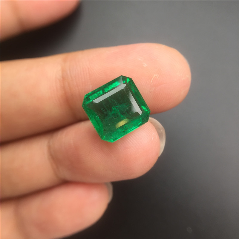 赞比亚祖母绿裸石 4.2ct GUILD vivid green Minor