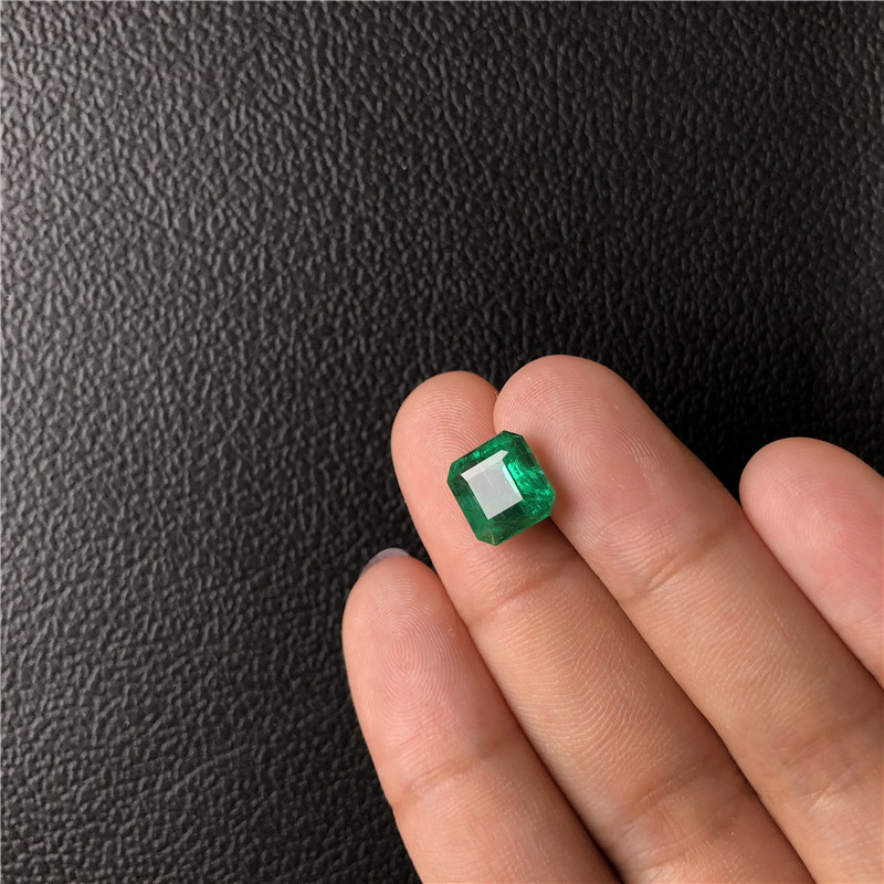 赞比亚祖母绿裸石 3.95ct GUILD vivid green Minor