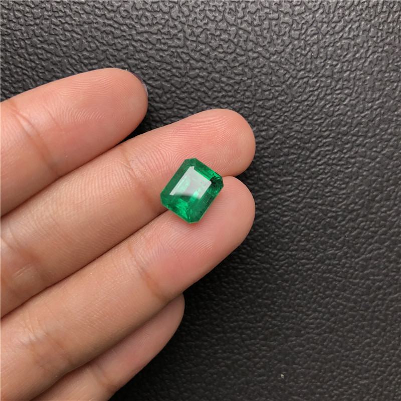 赞比亚祖母绿裸石 3.692ct GUILD vivid green Insignifican