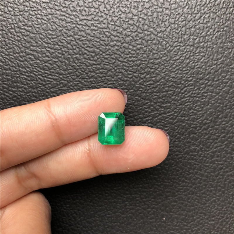 赞比亚祖母绿裸石 3.692ct GUILD vivid green Insignifican