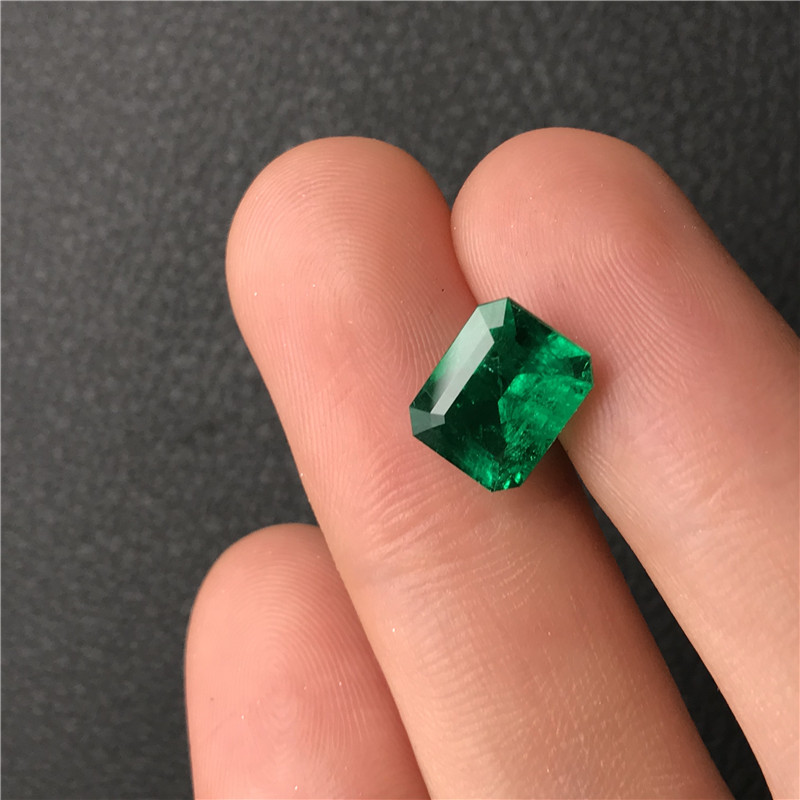 哥伦比亚祖母绿裸石 3.06ct GRS vivid muzo Minor