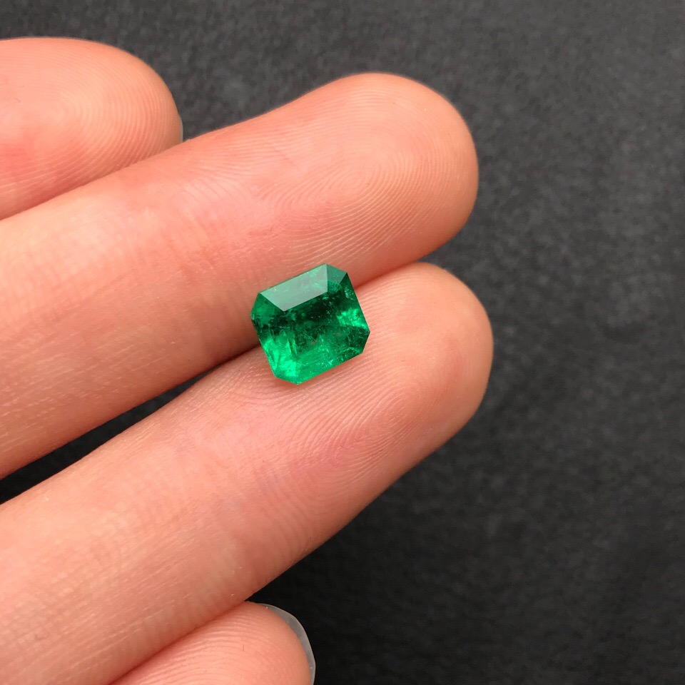 哥伦比亚祖母绿裸石 1.76ct GRS vivid muzo Minor