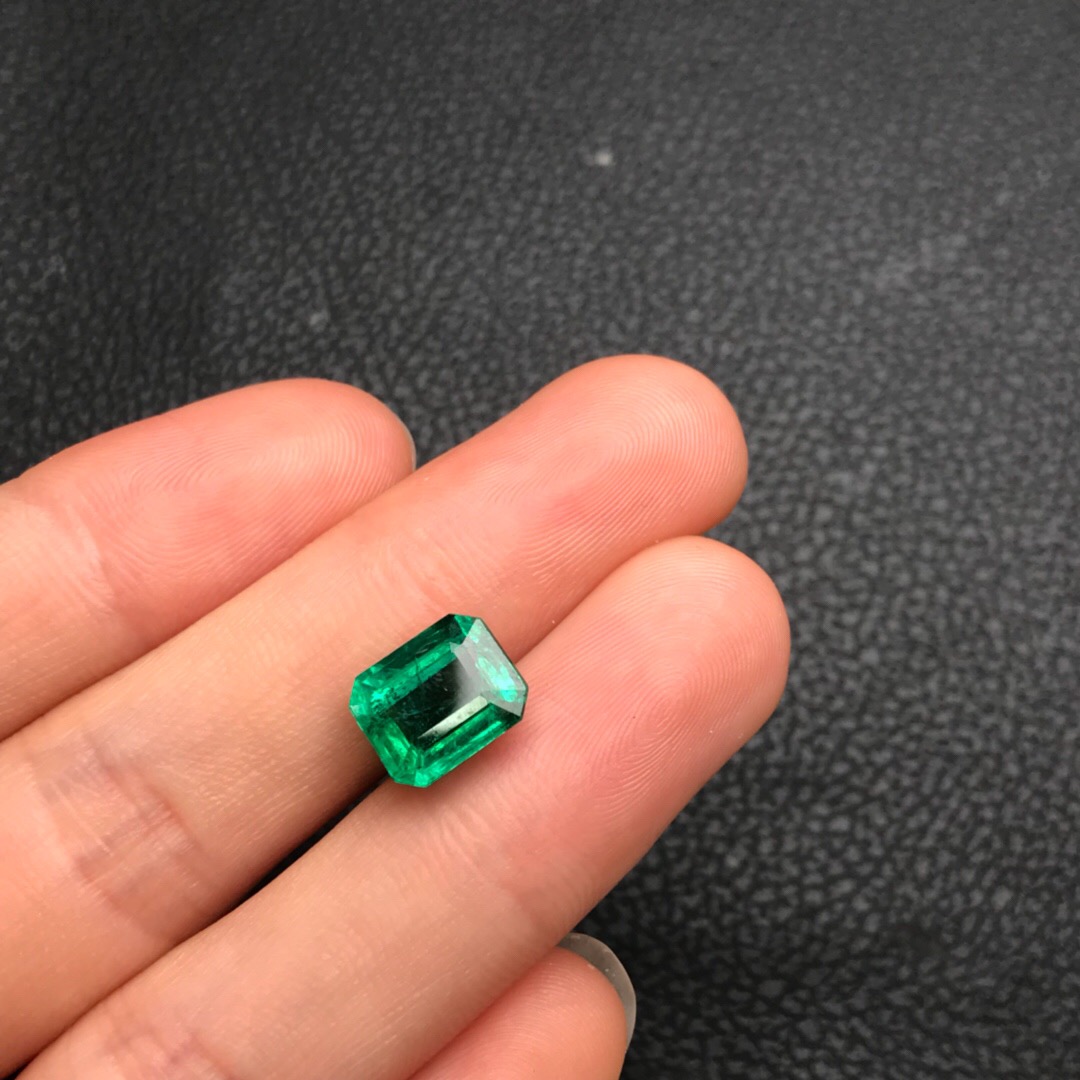 赞比亚祖母绿裸石 4.27ct GUILD Intense green Insignifican