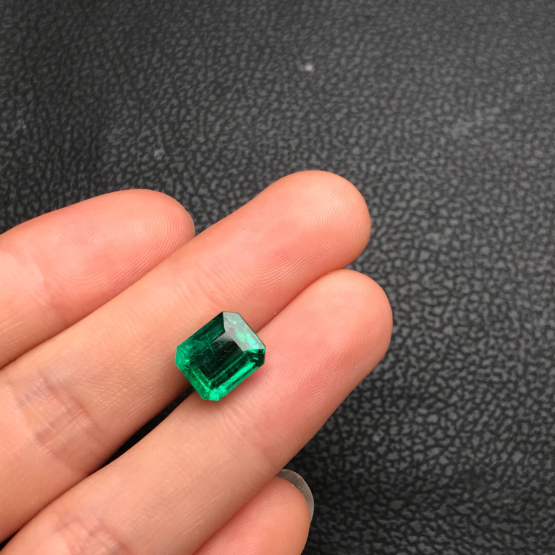 赞比亚祖母绿裸石 4.27ct GUILD Intense green Insignifican