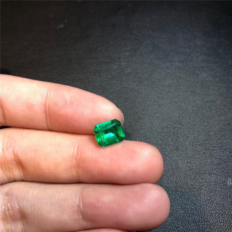 哥伦比亚祖母绿裸石 1.43ct Vivid Green Insignificant