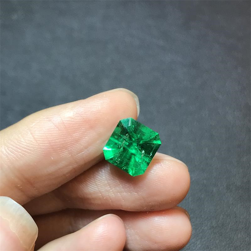 哥伦比亚祖母绿裸石 2.49ct Vivid Green Insignificant