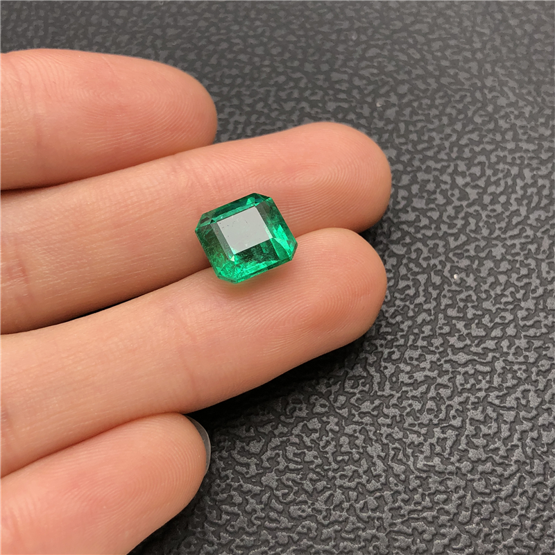 赞比亚祖母绿裸石 5.12ct Vivid Green Minor