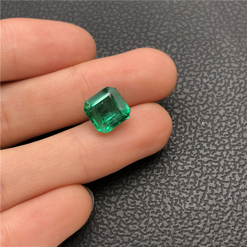 赞比亚祖母绿裸石 5.12ct Vivid Green Minor